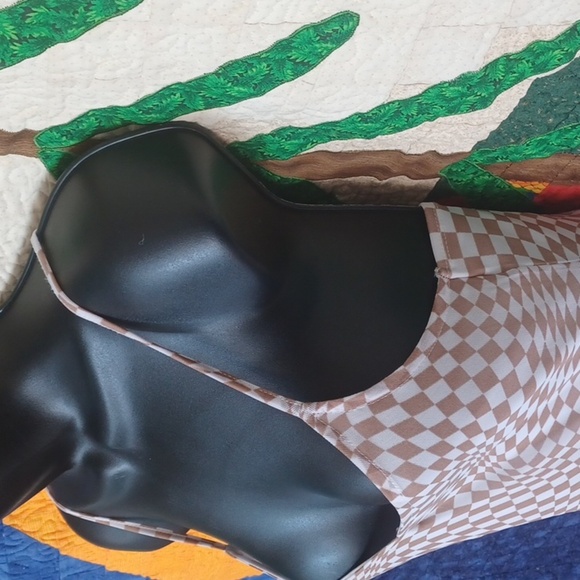 NO COMMENT Tan and White Checkered Ruched Side Bodycon Dress, lined, side slit - Picture 4 of 9